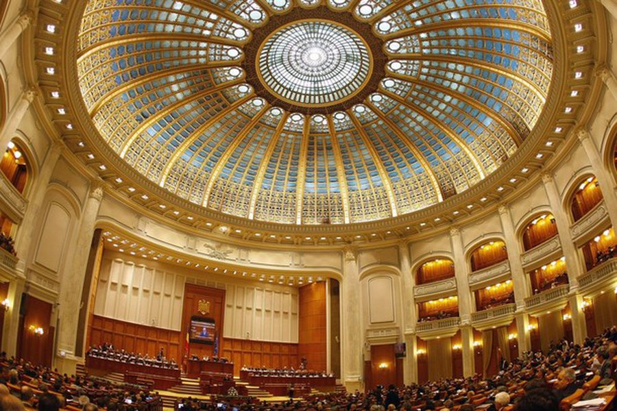 В парламенте Румынии мужчина бросился в зал с балкона, протестуя против политики правительства

 - В Мире