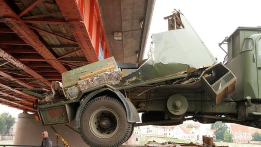 Kariškių sunkvežimis netilpo po tiltu, krovinys virto ant pravažiuojančio „Peugeot“ - Įvykiai ir kriminalas