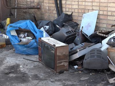 Наличие мусора и опасных отходов на территории гаражных обществ является давней проблемой (видео) - В Висагинасе