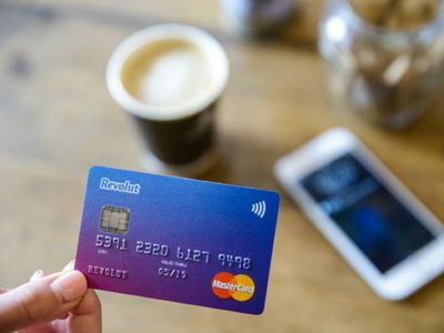 Revolut начал блокировать счета россиян, проживающих в ЕС, из-за новых санкций - В Мире
