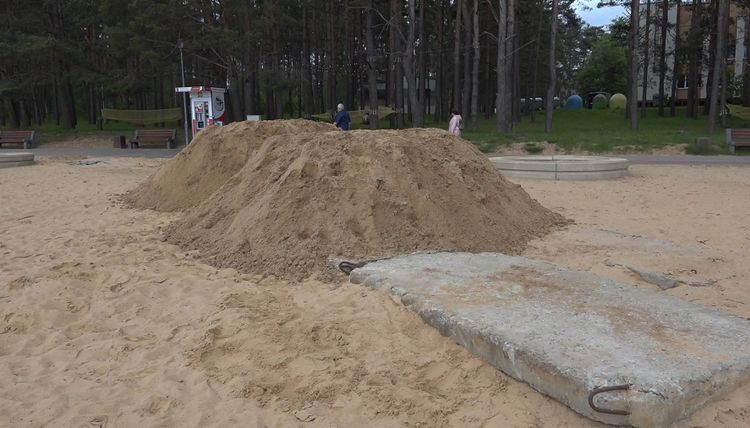 Почему на городском пляже закопали в песок бетонные плиты?