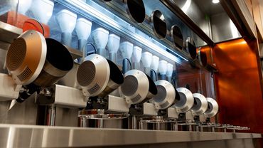 В Бостоне открылся ресторан, где еду готовят роботы