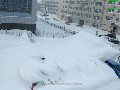 На Сахалине штормовым ветром с балкона унесло пенсионерку - В Мире