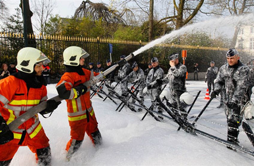 Пожарные Бельгии устроили водный протест