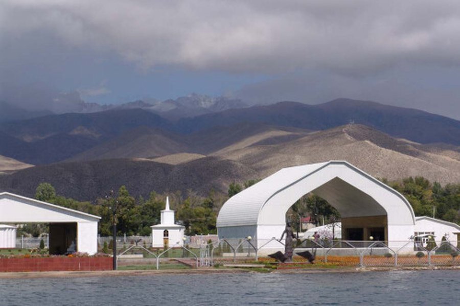 Жители Киргизии согласны жить в парламентской республике
 - В Мире