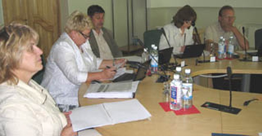 Совет решил сэкономить на канцелярских расходах и продолжить судебный процесс по иску двух школ - В Висагинасе