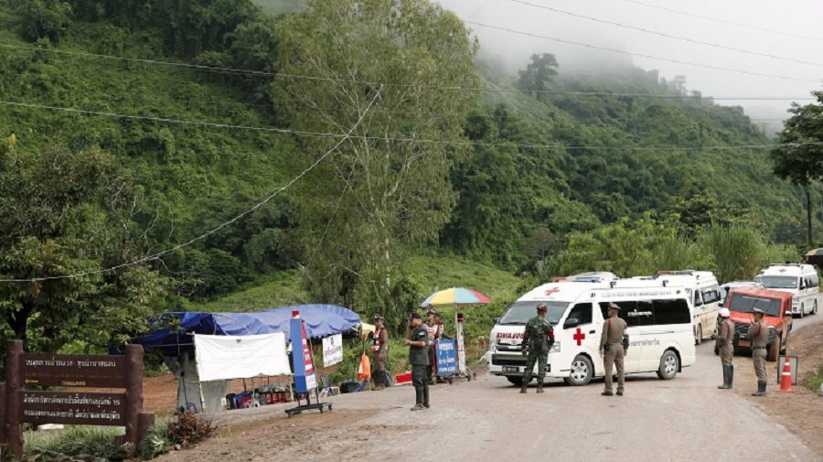 Как пытаются спасти школьников из затопленной пещеры в Таиланде - В Мире