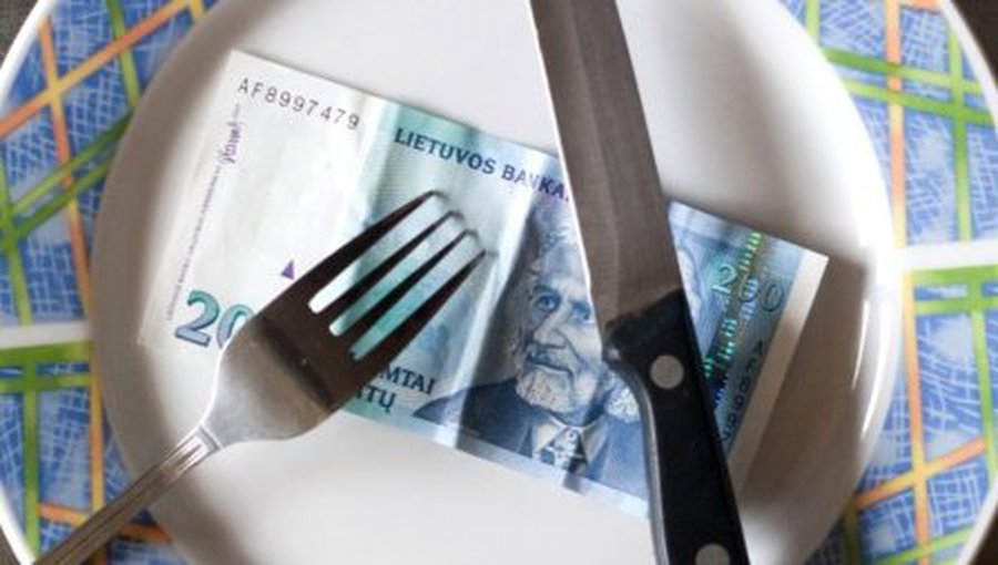 Siūlymas kovai su prageriamomis pašalpomis: mokėti maistu - Lietuva ir Baltijos šalys