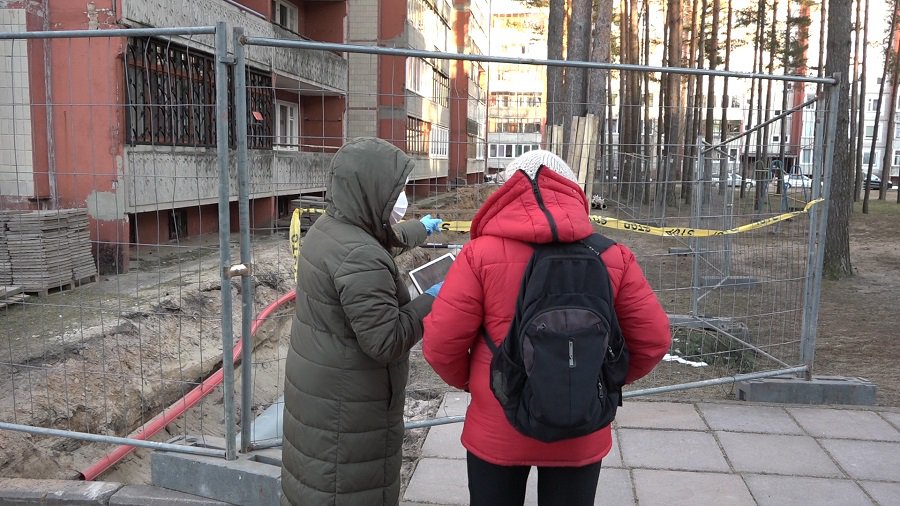 Жители дома по ул. Энергетику, 6 пытаются сохранить сосны (видео) - В Висагинасе