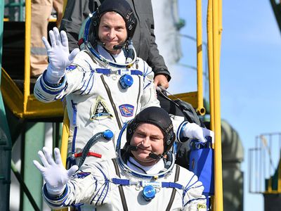 Роскосмос будет ходатайствовать о награждении экипажа "Союза МС-10" и спасателей - В Мире