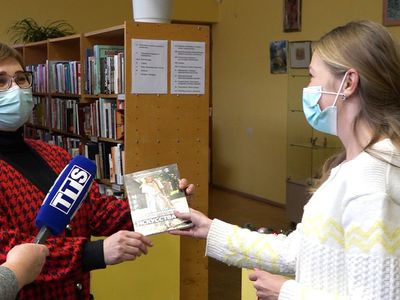 Анастасия Ковалева подарила городской библиотеке свою книгу «Черты искусства» (видео) - В Висагинасе