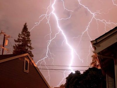 Молния уничтожила дом в Вильнюсе - Литва и страны Балтии