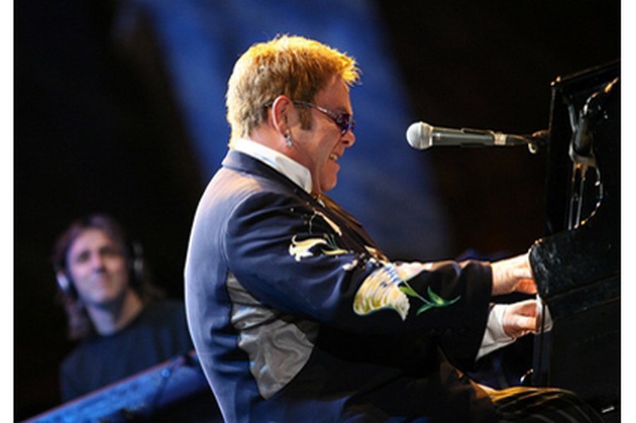 Концерт Элтона Джона в Вильнюсе породил небывалый ажиотаж в регионе

                 - Культурные и спортивные мероприятия