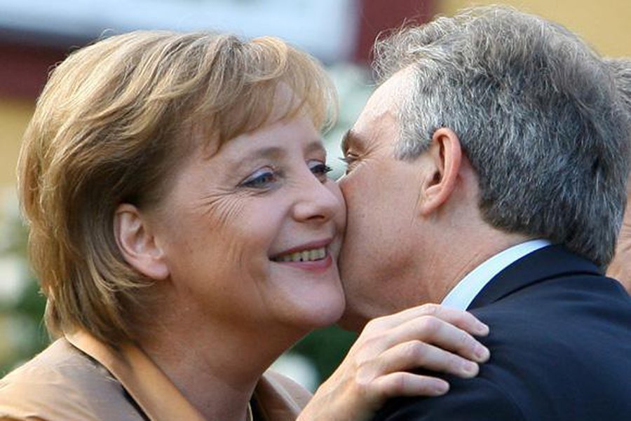 Немецкие активисты выступают против поцелуев на работе                 - Хобби, отдых и развлечения