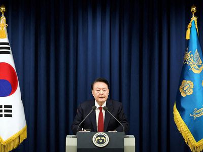 СМИ. Президент Республики Корея Юн Сок Ёль объявил о введении "чрезвычайного военного положения" - В Мире