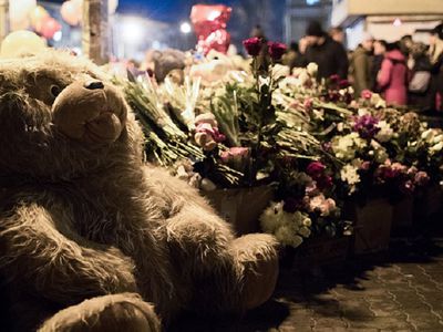 Жители Кемерова пришли в центр города в первый день траура по погибшим в пожаре - В Мире