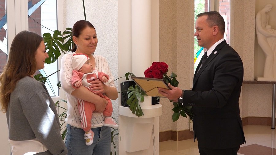 1 июня в загсе чествовали первого новорожденного в этом году (видео) - В Висагинасе