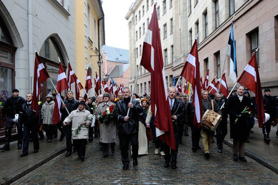 День памяти легионеров в Риге: памятник Свободы огражден барьерами, полиция наготове - Литва и страны Балтии