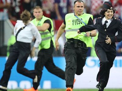 Полиция возбудила дела в отношении выбежавших на поле во время финала ЧМ-2018 - В Мире