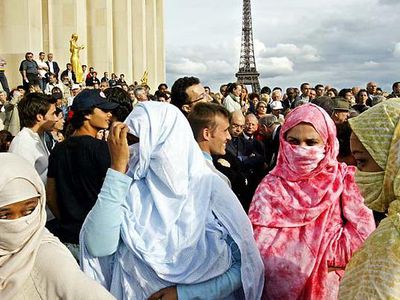 За появление в хиджабе в общественном месте во Франции начинают штрафовать                 - В Мире