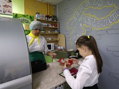 В Госдуме РФ предложили запретить продажу в школах газировки, чипсов и сухариков - В Мире