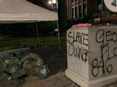 Протестующие снесли  памятник третьему президенту США - В Мире