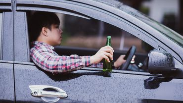 За распитие спиртных напитков в салоне автомобиля – штрафы от 40 до 140 евро