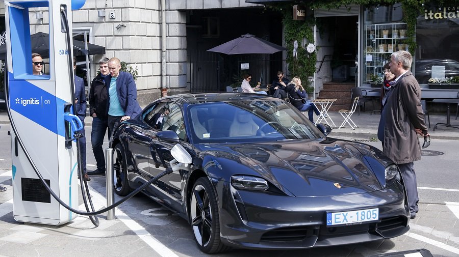 В ближайшие три года пересесть на электромобили планируют 20 проц. литовцев – опрос - Литва и страны Балтии