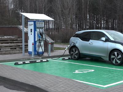 Хотите подзарядить электромобиль? Пожалуйста! (видео) - В Висагинасе