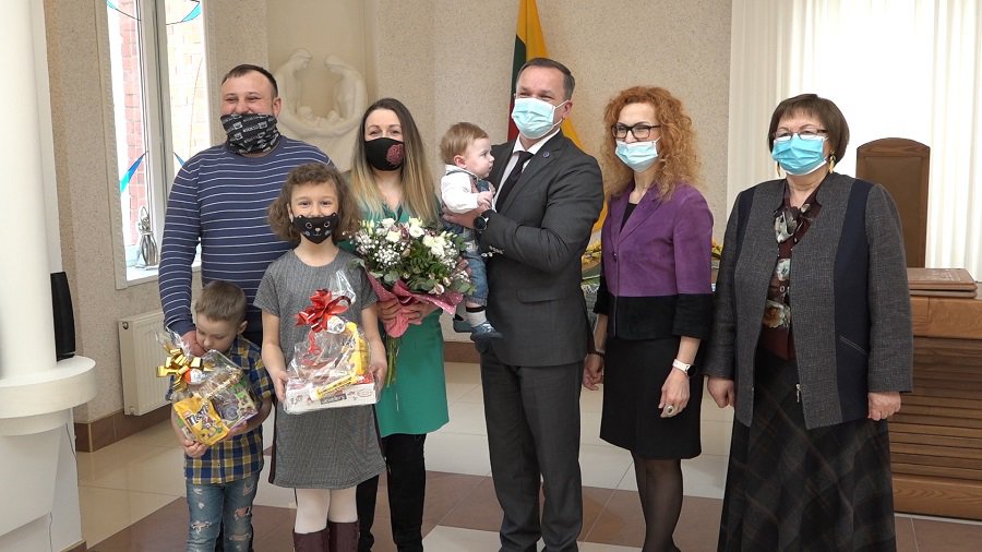 Сегодня чествовали первого новорожденного висагинца этого года (видео) - В Висагинасе