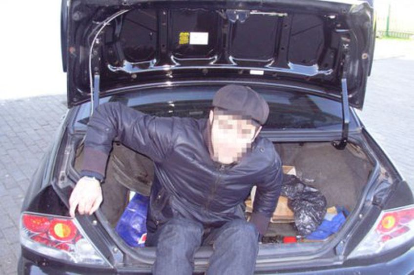 Пограничники Литвы поймали нелегала, ехавшего в багажнике легковушки


