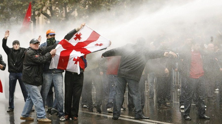 Грузия стоит на пороге гражданской войны - В Мире