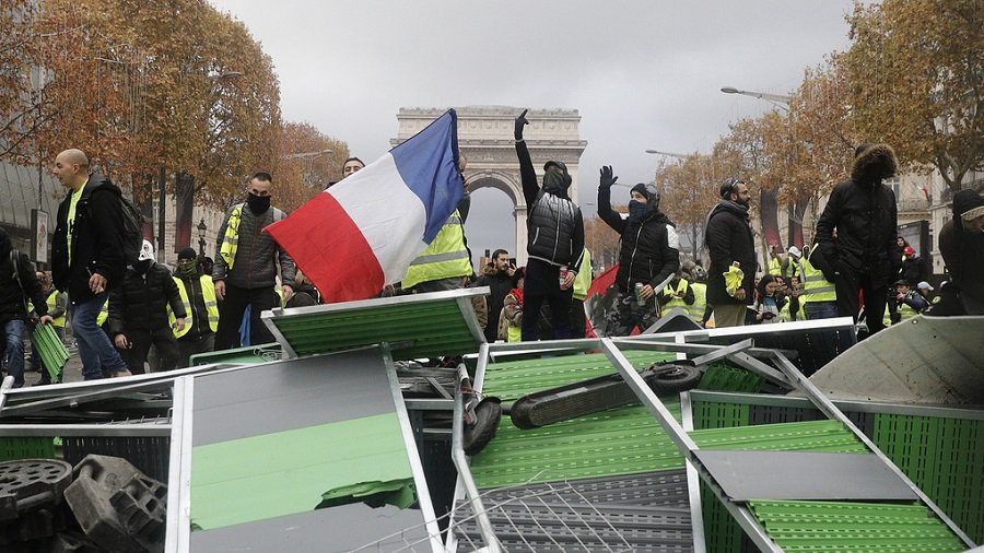 СМИ: во время акции "желтых жилетов" на Елисейских полях полиция задержала 13 человек - В Мире