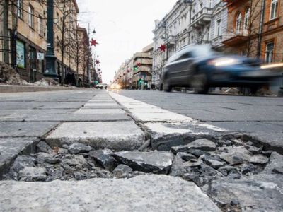 Невероятный исход: брусчатка на проспекте раскрошилась, а виноватых нет - Литва и страны Балтии