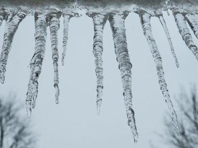 Prašoma nuo stogų pašalinti sniegą ir varveklius - Visagine