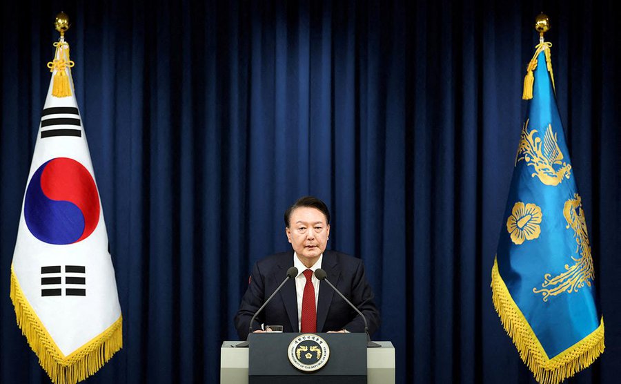 СМИ. Президент Республики Корея Юн Сок Ёль объявил о введении "чрезвычайного военного положения" - В Мире