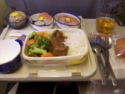 Почему еда в самолете кажется безвкусной  - Наука и здоровье