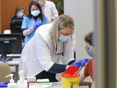 Минздрав Литвы одобрил прививку от COVID-19 дополнительной дозой - Литва и страны Балтии