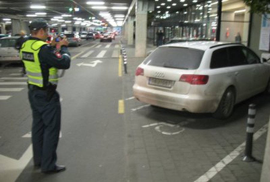 Policija kviečia filmuoti kelių chuliganus - Lietuva ir Baltijos šalys