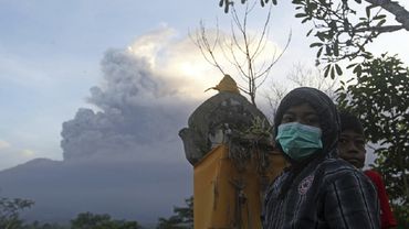 Несколько авиакомпаний отменили полеты на Бали из-за начавшегося извержения вулкана