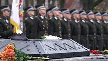 Президент и премьер Латвии возложат венки на могилу группенфюрера СС