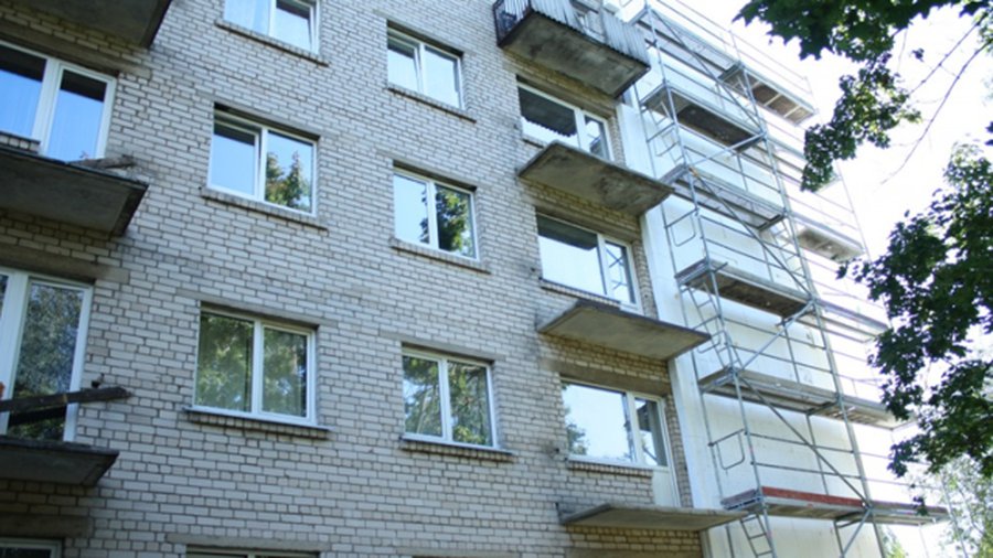 Модернизацию остановили: вместо перил балконов доски
 - Литва и страны Балтии