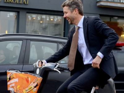 Наследник датского престола ездил по Вильнюсу на велосипеде - Литва и страны Балтии