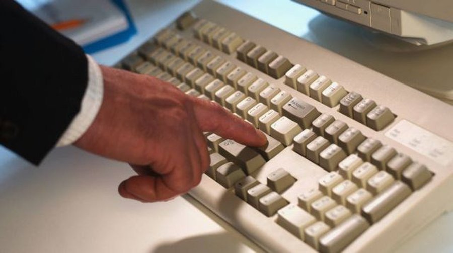 Тайна была раскрыта, когда компьютер сдали в ремонт - Происшествия и криминал