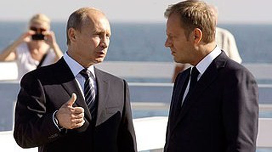 Премьеры РФ и Польши договорились развивать отношения, оставив Вторую мировую историкам - В Мире