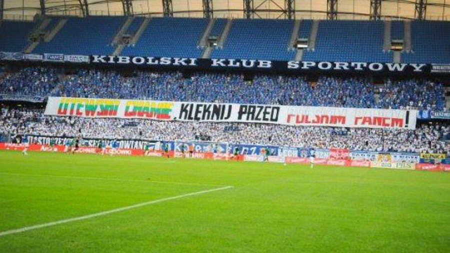 На познаньском стадионе — 
 оскорбляющий литовцев плакат «Литовский хам, встань на колени перед польским паном»
 


  - Культурные и спортивные мероприятия