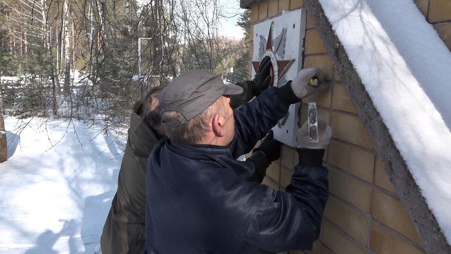 Рельеф ордена, снятого с мемориала, передан автору этой работы (видео) - В Висагинасе