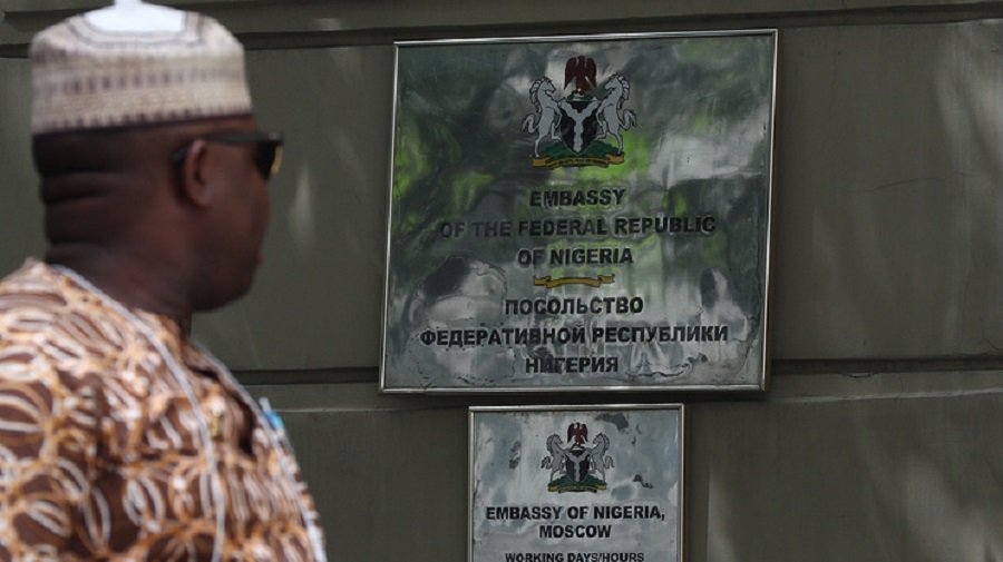 Около 80 нигерийцев собрались у посольства в Москве и требуют отправки домой - Литва и страны Балтии