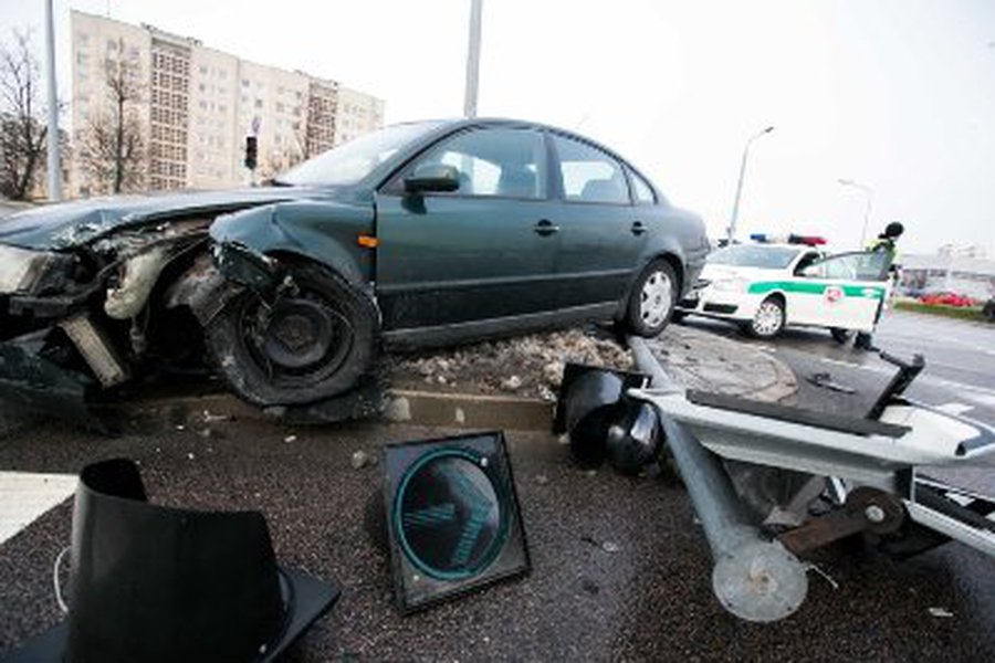 Po šventinės nakties vairuotojai Vilniuje vieną po kito išlaužė stulpus - Įvykiai ir kriminalas