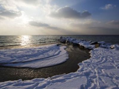 С уплывших в Рижский залив льдин спасли сотни людей - Литва и страны Балтии